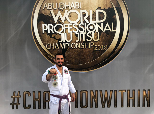 INVESTIGADOR CONQUISTA DUAS MEDALHAS EM CAMPEONATO JIU-JITSU NOS EMIRADOS ÁRABE