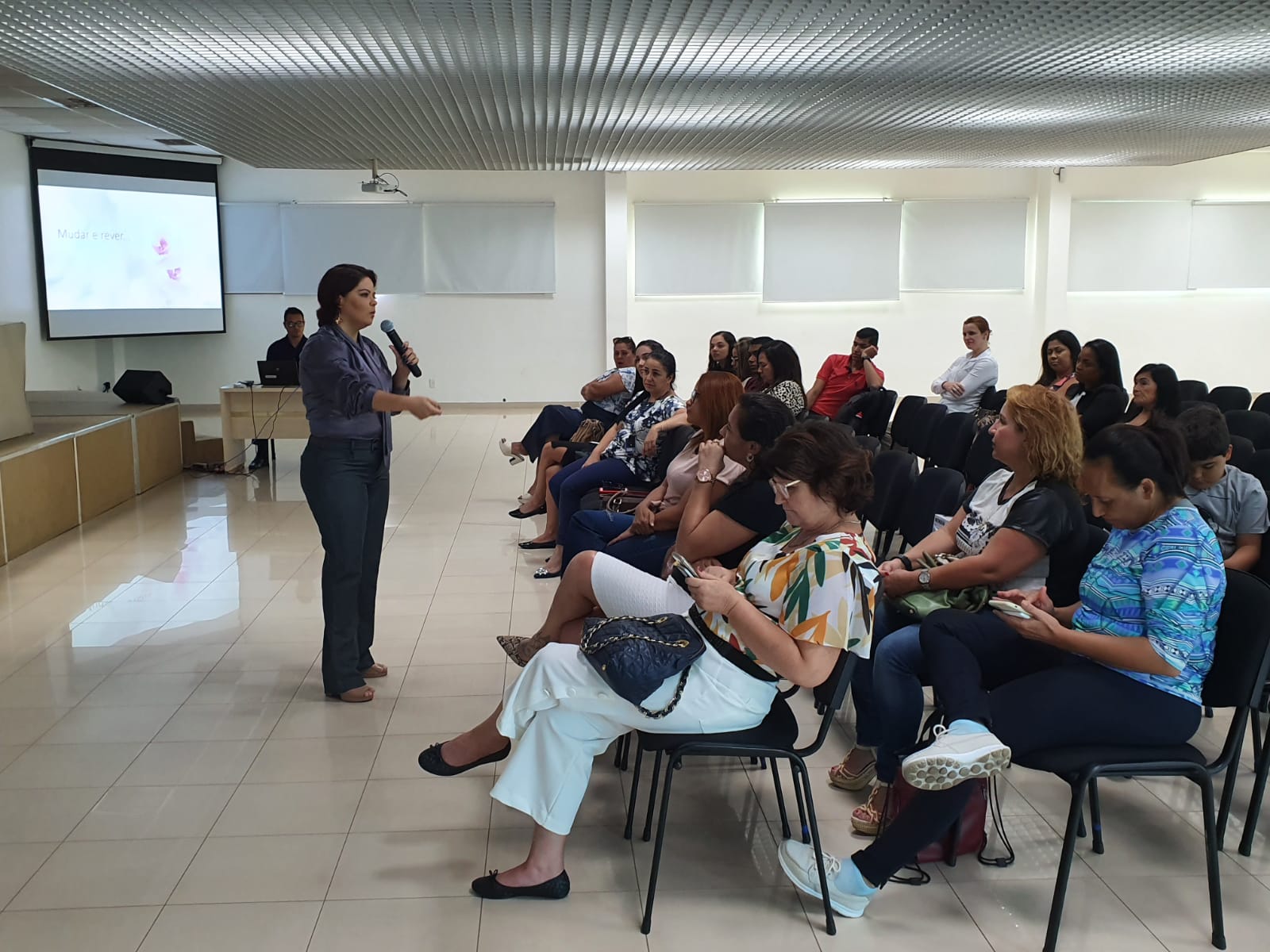 Palestras e sorteios abrem a Semana da Mulher