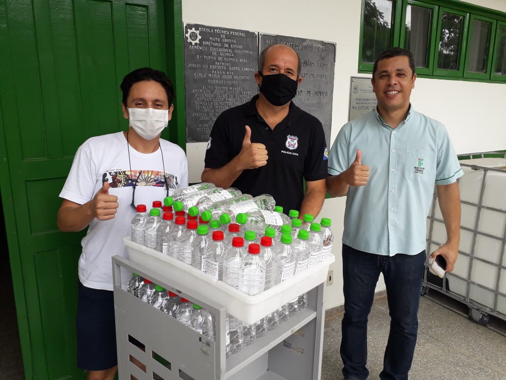 Policiais Civis recebem álcool em gel produzido pelo IFMT de Cuiabá